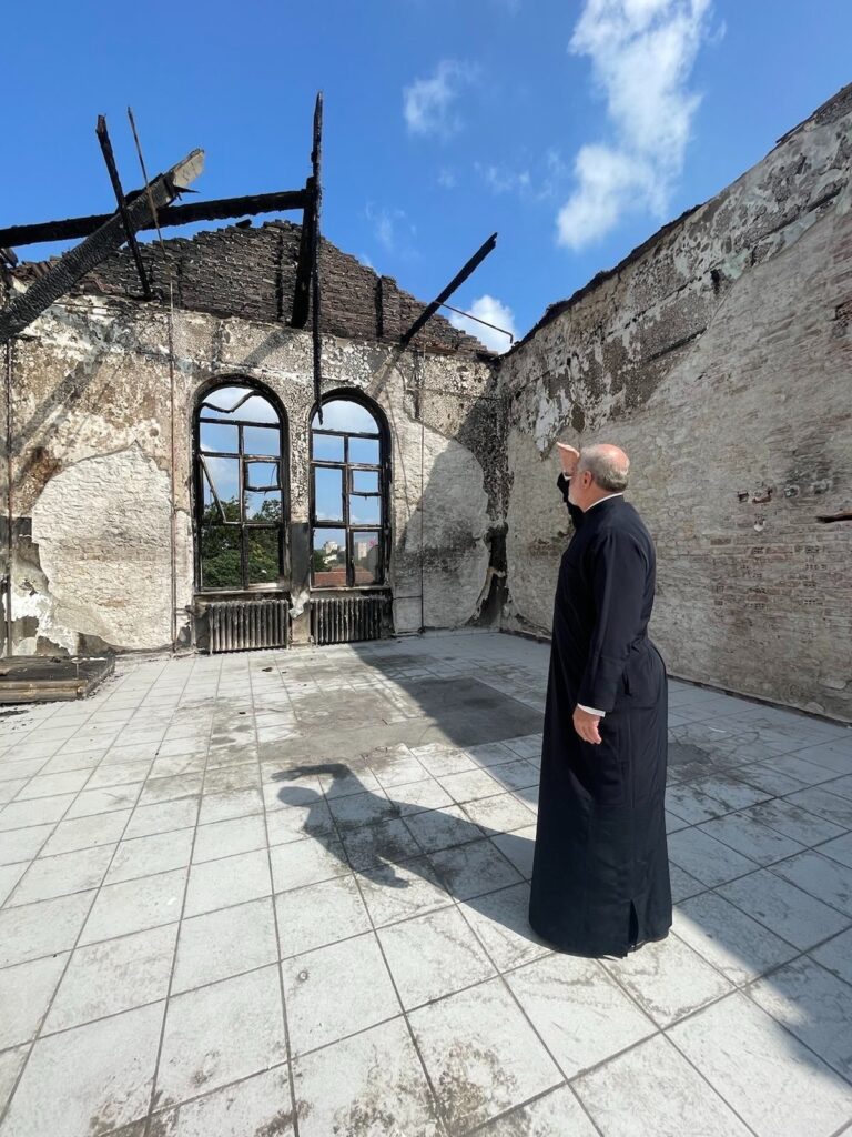 Ο Αρχιεπίσκοπος Ελπιδοφόρος επισκέφθηκε το Ελληνικό Νοσοκομείο Πολύγλης μετά την καταστροφική πυρκαγιά