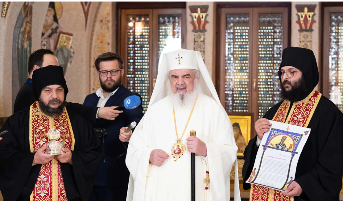 Călugării romani athoniți i-au dăruit Patriarhului României moaștele Ven.  Dionysius Ignat
