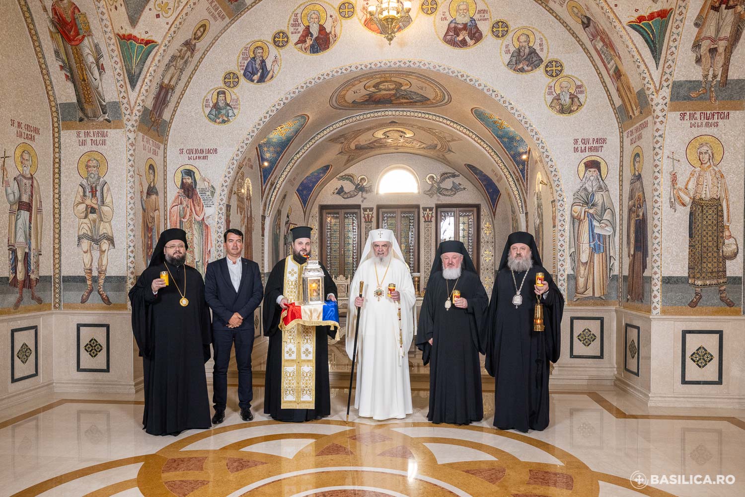 Patriarhul României: Focul Sfânt este oferit celor care cred în Hristos și îl iubesc